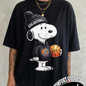 Camiseta de San Antonio de Limited Comfort Colors, camiseta de fan con estampado de Snoopy de los Spurs, regalo para mujeres y hombres (camiseta unisex). imagen 2