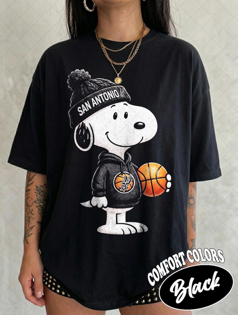 Camiseta de San Antonio de Limited Comfort Colors, camiseta de fan con estampado de Snoopy de los Spurs, regalo para mujeres y hombres (camiseta unisex). imagen 2