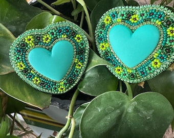 Pendientes de corazón con cuentas rodeados de flores, con un toque de la tía mayor.