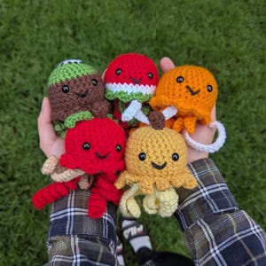 Fruchtqualle 5 in 1 Amigurumi Häkelanleitung PDF in Englisch : Apfel, Orange, Kiwi, Banane und Wassermelone