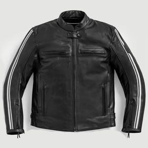 Pode incluir: Casaco de motociclista em couro preto com gola alta e duas listras brancas em cada manga. O casaco tem dois bolsos frontais e um pequeno logotipo no peito. Estilo clássico.