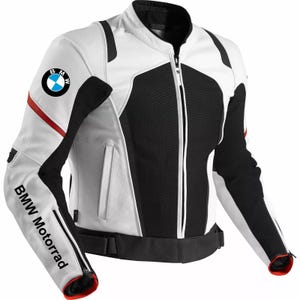 Puede incluir: Chaqueta de moto blanca y negra con el logotipo de BMW en la manga izquierda. La chaqueta tiene una cremallera completa, detalles en negro y rayas rojas. Las palabras "BMW Motorrad" están impresas en la manga izquierda.
