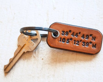Porte-clés personnalisé en cuir de longitude et de latitude - Lieux secrets - Petit porte-clés - Mesa Dreams - Cadeau d'anniversaire en cuir - Commémoration