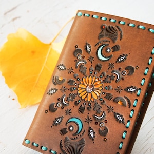 Funda de cuero para pasaporte - Sunflower Moon - Cartera para pasaporte inspirada en el suroeste - Luna creciente turquesa - Hecha a pedido - Regalo de viaje
