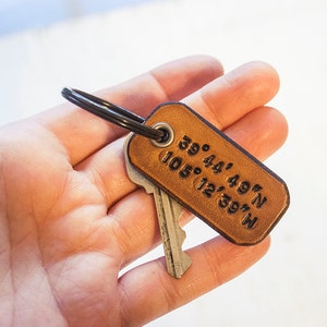 Llavero de cuero personalizado con coordenadas GPS, regalo de aniversario imagen 4