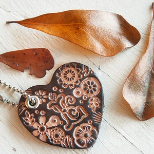 Custom initial leather key fob natural woodland floral pattern heart bag tag hand stamped Your choice of initial and hardware zdjęcie 2