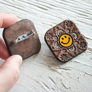 Pinback Brooch or Magnet Handmade Tooled Leather Designs Choisissez votre favori peint sud-ouest, signe de paix, visage souriant, floral image 3