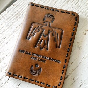 Funda de cuero para pasaporte - Cartera Thunderbird del suroeste - Cita de Tolkien - No todos los que vagan están perdidos - Hecha a pedido