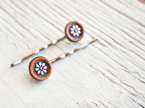 Handmade Leather Daisy Hair Pins: Custom Floral Bobby Pins  display picture 1
