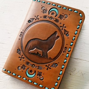 Funda de cuero para pasaporte - Wolf Moon - Cartera para pasaporte inspirada en el suroeste - Luna creciente turquesa - Hecha a pedido - Regalo de viaje