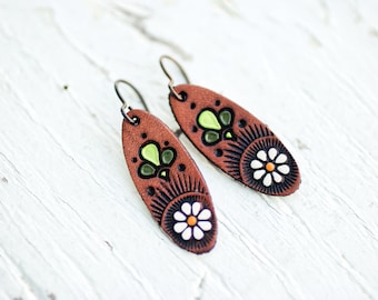 Petite Daisy Ovals - Leather Earrings - Leaves, Daisies and Turquoise details - Mesa Dreams