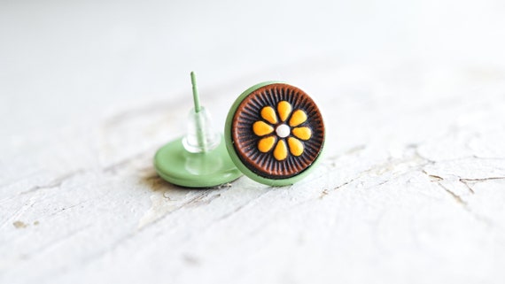 Hand-Painted Floral Leather Stud Earrings - Grass Green Daisy
