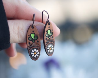Petite Daisy Ovals - Leather Earrings - Leaves, Daisies and Turquoise details - Mesa Dreams
