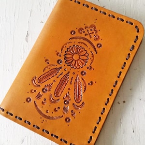 Housse de passeport en cuir - attrape-rêves tournesol - porte-passeport inspiré du sud-ouest des États-Unis - réalisée sur commande avec votre choix de couleurs