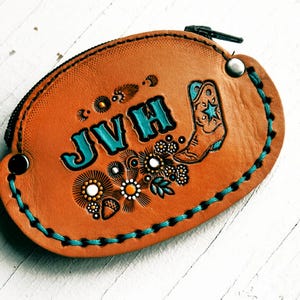 Monedero de cuero personalizado - Botas vaqueras y flores - Elige iniciales, color de acento y color de hilo - Monedero de cuero personalizado, billetera
