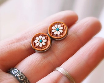 Floral Leather Stud Earrings: Hand-Painted Daisy Jewelry
