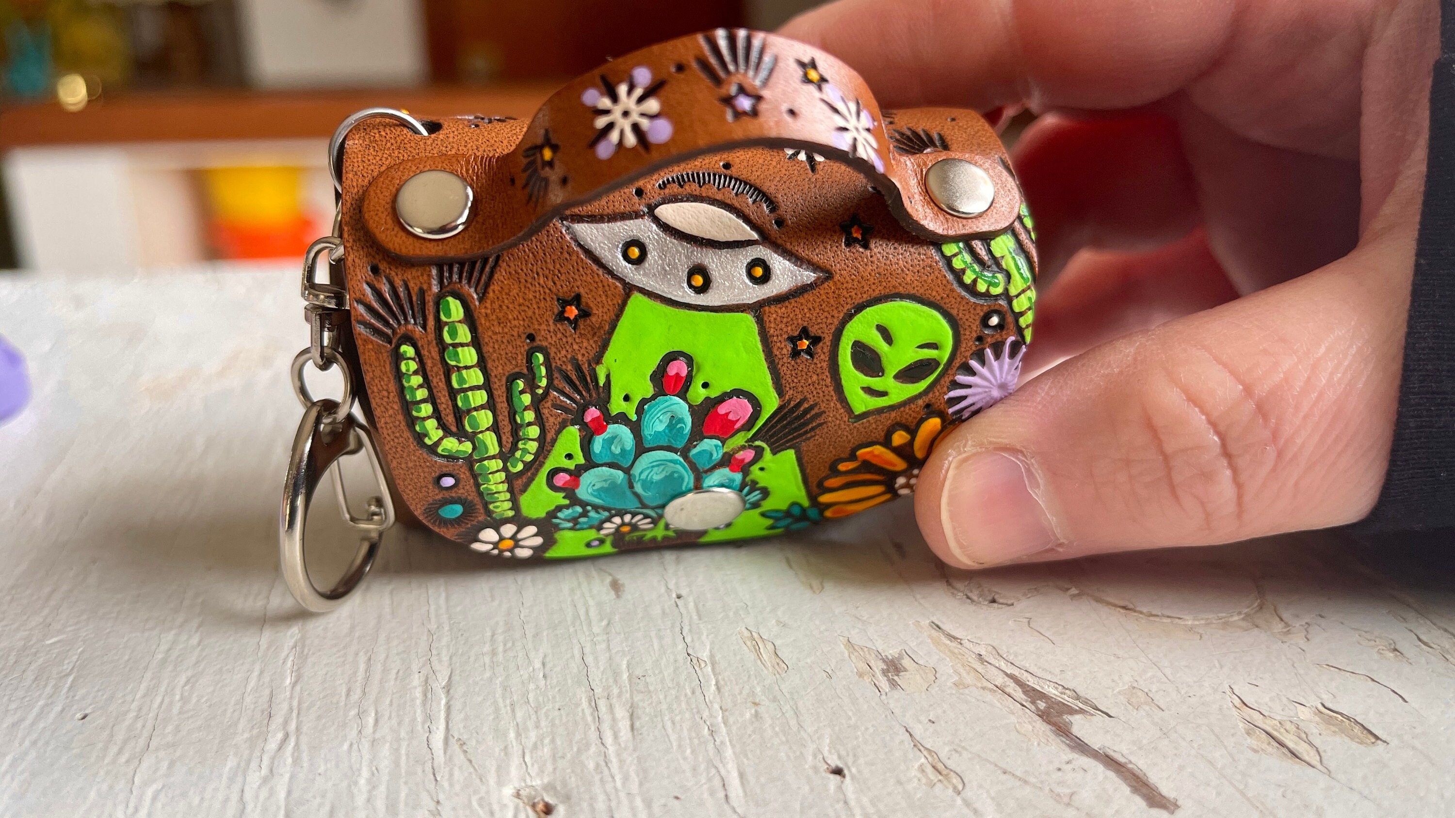 アクセサリー miniyuki Area 51 Leather Mini Purse Keychain: Hand-tooled Alien UFO Design