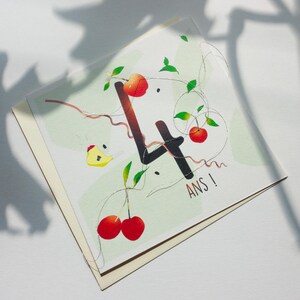 Carte d'anniversaire 4 ans joyeuse et colorée pour enfant - thèmes sur les cerises et la nature. Vendu avec une enveloppe assortie.