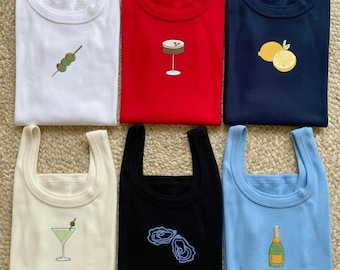 Canotta a coste personalizzata Tiny Cocktail Hour, maglietta mini con ricamo personalizzato Drink Cheers, canotta carina per feste