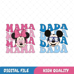 Op de afbeelding: Een digitaal ontwerp met twee afbeeldingen van Mickey Mouse en Minnie Mouse. De afbeelding links toont Minnie Mouse met een roze strik en de tekst "MAMA" die in een roze en wit patroon wordt herhaald. De afbeelding rechts toont Mickey Mouse met een zonnebril en de tekst "DADA" die in een blauw en wit patroon wordt herhaald.