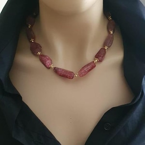 Ruwe robijnketting, grote gouden hanger met ruwe edelsteen, statement-sieraden