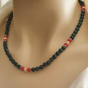 Collier en jade véritable | Cristal rouge et perles dorées | Bijoux en pierre naturelle 6 cm | Cadeau fait main