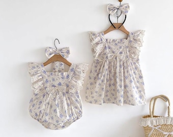 Mono de bebé con estampado floral azul: conjunto vintage de encaje con volantes y lazo