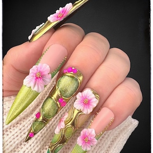 Ongles pressés 3D de luxe – Ensemble floral vert et doré peint à la main avec motif sculpté | Art d&#39;ongle réutilisable long stiletto