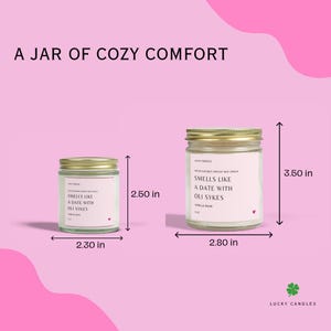 以下が含まれることがあります： ピンク色の背景に、金色の蓋が付いた2つのガラス瓶キャンドルが表示されています。 小さい方のキャンドルは幅5.8cm、高さ6.35cmです。 大きい方のキャンドルは幅7.1cm、高さ8.9cmです。 キャンドルのテキストは「Smells Like A Date With Oli Sykes」と書かれています。