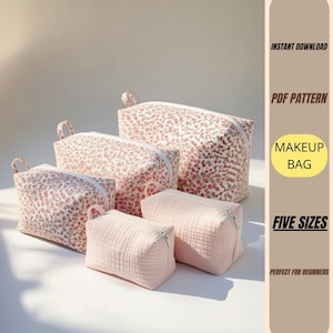 Puede incluir: Un conjunto de cinco neceseres de maquillaje de varios tamaños. Dos bolsas presentan un estampado floral con flores rojas sobre fondo blanco, mientras que las otras tres son de color rosa claro liso. Cada bolsa tiene una cremallera blanca y un asa de bucle. El texto en la imagen dice "Instant Download", "PDF Pattern", "Makeup Bag" y "Five Sizes".