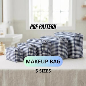 Pode incluir: Cinco bolsas de maquiagem xadrez azul e branco de vários tamanhos são dispostas sobre uma mesa. As bolsas são retangulares com zíperes. O texto na imagem diz "PDF PATTERN", "MAKEUP BAG" e "5 SIZES".