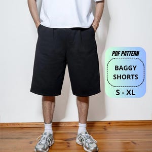 Puede incluir: Pantalones cortos negros de corte holgado con un diseño liso y sencillo. Una superposición gráfica a la derecha muestra el texto PDF PATTERN BAGGY SHORTS S - XL en letras negras sobre un fondo degradado de color azul claro y verde.