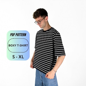 Peut inclure: Un t-shirt boxy à rayures horizontales noires et blanches avec des manches courtes et un col rond. Un graphique sur la gauche affiche le texte PDF PATTERN, BOXY T-SHIRT et S - XL en noir sur un fond dégradé bleu clair.