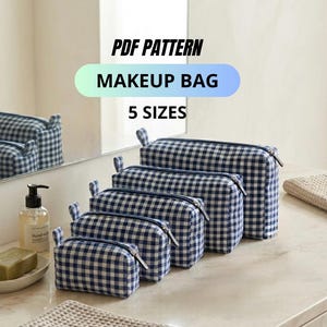 Könnte beinhalten: Ein Set aus fünf rechteckigen Kosmetiktaschen mit blau-weißem Vichy-Karo-Muster, jeweils mit einem Reißverschluss an der Oberseite. Der Text PDF PATTERN MAKEUP BAG 5 SIZES steht über den Taschen, die nach Größe sortiert angeordnet sind.