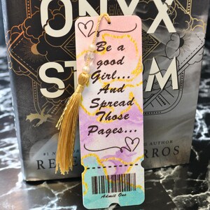 "Handgefertigtes Glitzer Lesezeichen, ""Be a Good Girl Spread Persons Pages"", Gold Quaste, Rosa Lila Blau Ombre, Ticket Stub Design, Geschenk für Buchliebhaber."