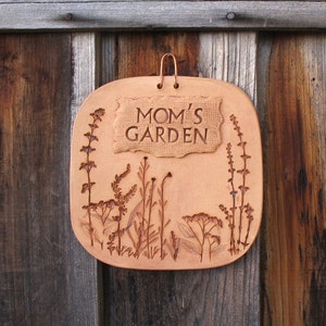 Ceramic Sign "Mom's Garden" - Made with Real Plants - Square Wall Hanging Sign - Front Door, Gate or Entryway Decoration - Nature Lover