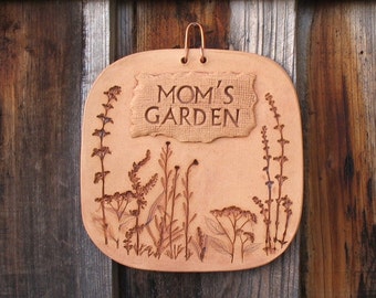 Ceramic Sign "Mom's Garden" - Made with Real Plants - Square Wall Hanging Sign - Front Door, Gate or Entryway Decoration - Nature Lover