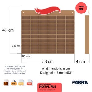 Puede incluir: Un expositor de MDF marrón para coches Hot Wheels a escala 1:64. El expositor mide 47 cm de alto, 53 cm de ancho y 4 cm de profundidad, con múltiples compartimentos. Presenta un logotipo rojo de Hot Wheels y texto.