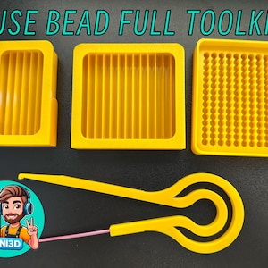Op de afbeelding: Een gele smeltparelset met drie bakjes, een parel-opnemer en een parel-duwer. De bakjes zijn gelabeld met "FUSE BEAD FULL TOOLKIT".