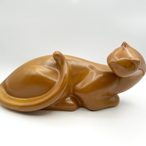 Moderne Katzenskulptur aus Keramik, matte karamellbraune Glasur im minimalistischen Mid Century-Stil, elegante liegende Pose