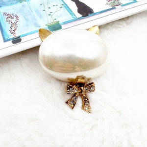 Vintage Adorable Big-headed Cat Pearl Brooch with Rhinestone Ribbon,Cat Pin Brooch,Pearl Jewlry