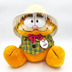 RARE Vintage 9&quot; Tall Garfield With Big Button “Born to Party” Lamp Shade On Head DAKIN Plush w/Tags 1981,Collectible Garfield Plush