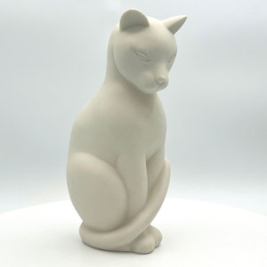 Vintage 8 3/4" Ceramiczna Biała Figurka Kota do Estetycznej Dekoracji Kominka, Modernistyczna Figurka Kota, Siedząca Bisque Kota, Minimalistyczny Wystrój
