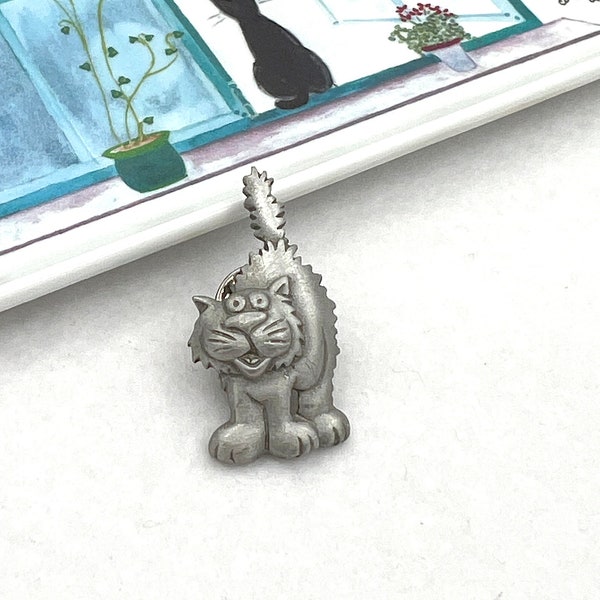 JJ Jonette Jewelry Pewter Small Cat Brooch Lapel Pin Tack Pin. Suprised Scared Cat