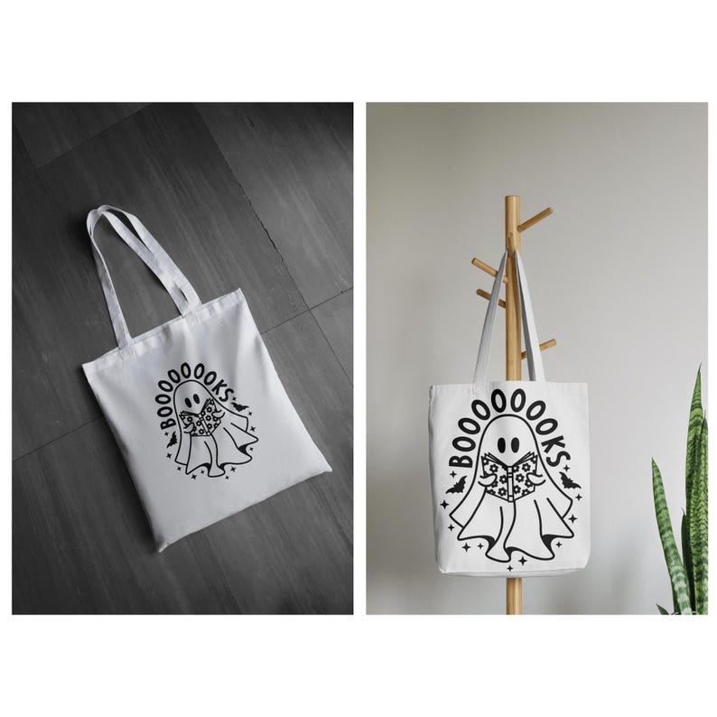 Pu&ograve; includere: Borsa tote bianca con un'illustrazione in bianco e nero di un fantasma che tiene un libro. Il testo "BOO00000KS" &egrave; scritto intorno al fantasma.