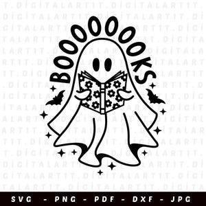 Pu&ograve; includere: Un'illustrazione in bianco e nero di un fantasma che legge un libro con il testo "Boo-oks" sopra il fantasma. Il fantasma ha un viso amichevole e indossa un lenzuolo. Ci sono stelle e pipistrelli intorno al fantasma.