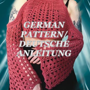 Puede incluir: Top de ganchillo rosa polvoriento con hombros descubiertos y mangas acampanadas. El top presenta un cuello alto y un patrón calado geométrico. El texto "GERMAN PATTERN / DEUTSCHE ANLEITUNG" se muestra en la parte delantera.