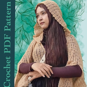 Puede incluir: Una capa con capucha de ganchillo en color beige con un patrón de punto calado. La prenda tiene capucha y cae sobre los hombros. El texto Crochet PDF Pattern aparece impreso verticalmente en una barra lateral azul verdoso a la izquierda.