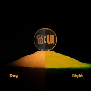 Puede incluir: Imagen de dos montones de polvo, uno naranja claro y otro amarillo verdoso, sobre un fondo negro. El texto "Day" está debajo del polvo naranja y "Night" debajo del polvo amarillo verdoso. Un logotipo circular dice "That Glow" y "Light Orange" y "Yellow Glow".