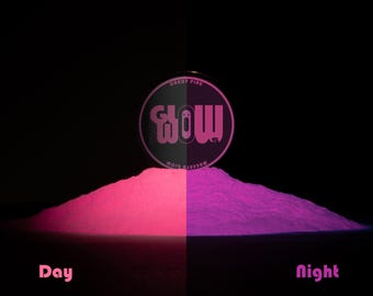 Könnte beinhalten: Ein geteiltes Bild zeigt einen Haufen rosa Pulver mit der Aufschrift „Tag“ und einen Haufen lila Pulver mit der Aufschrift „Nacht“. Ein kreisförmiger Behälter mit dem Text „The Glow“ und „Magenta Glow“ ist über dem Pulver zentriert.